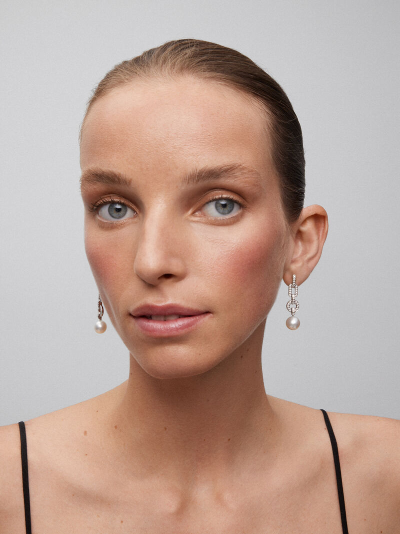 18K white gold earrings with 2 10mm pearls and 64 brilliant-cut diamonds with a total of 0.61 cts image number 1