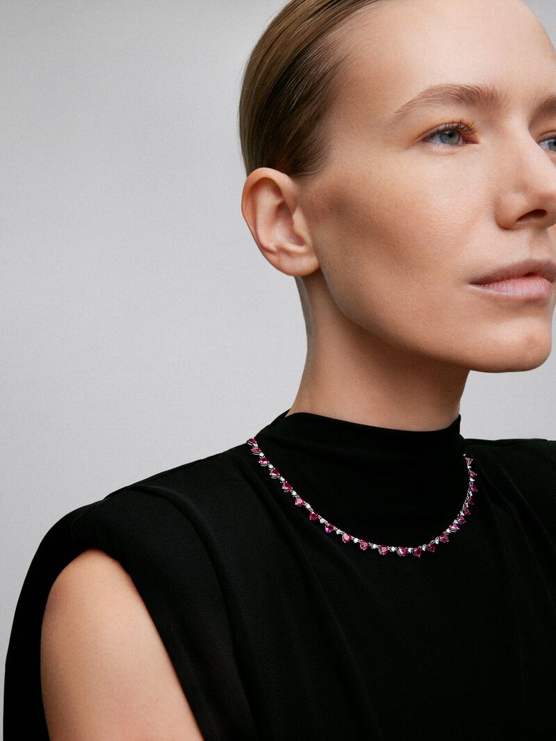 18K white gold necklace with 25 heart-cut red rubies with a total of 11.59 cts, 36 brilliant-cut diamonds with a total of 5.44 cts and 24 brilliant-cut diamonds with a total of 1.3 cts image number 3