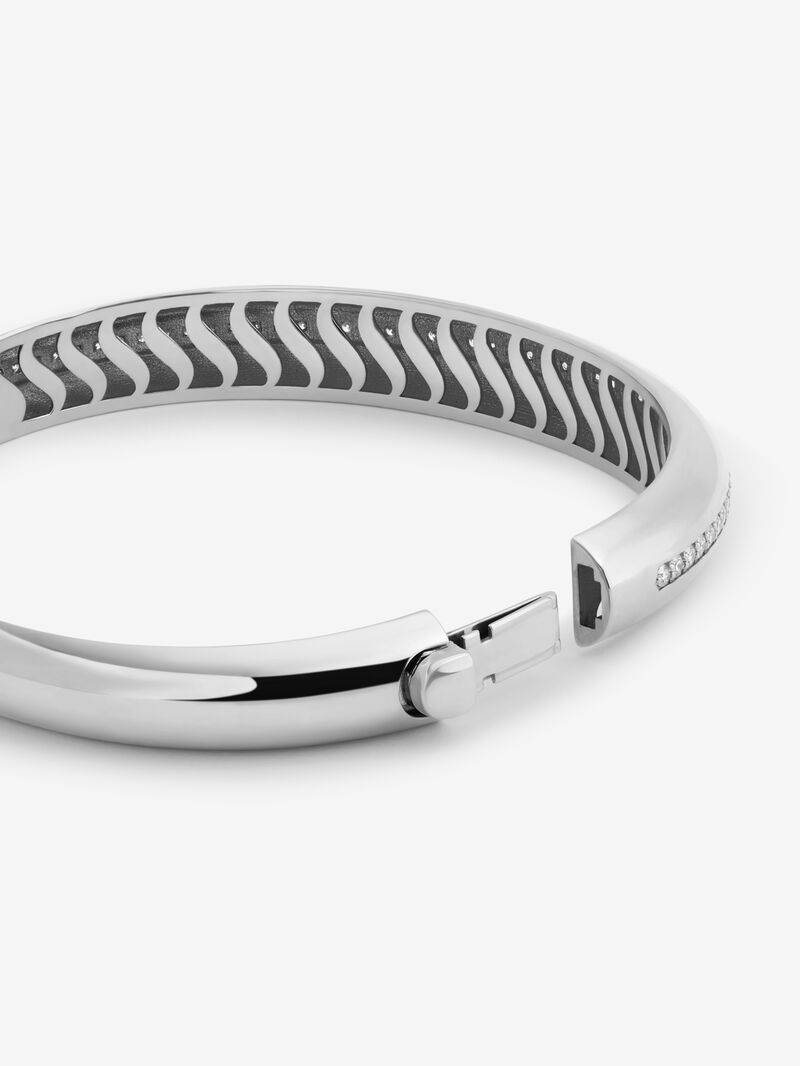 Rigid 18K White Gold Bracelet with Pavé Brilliant-Cut Diamonds image number 2