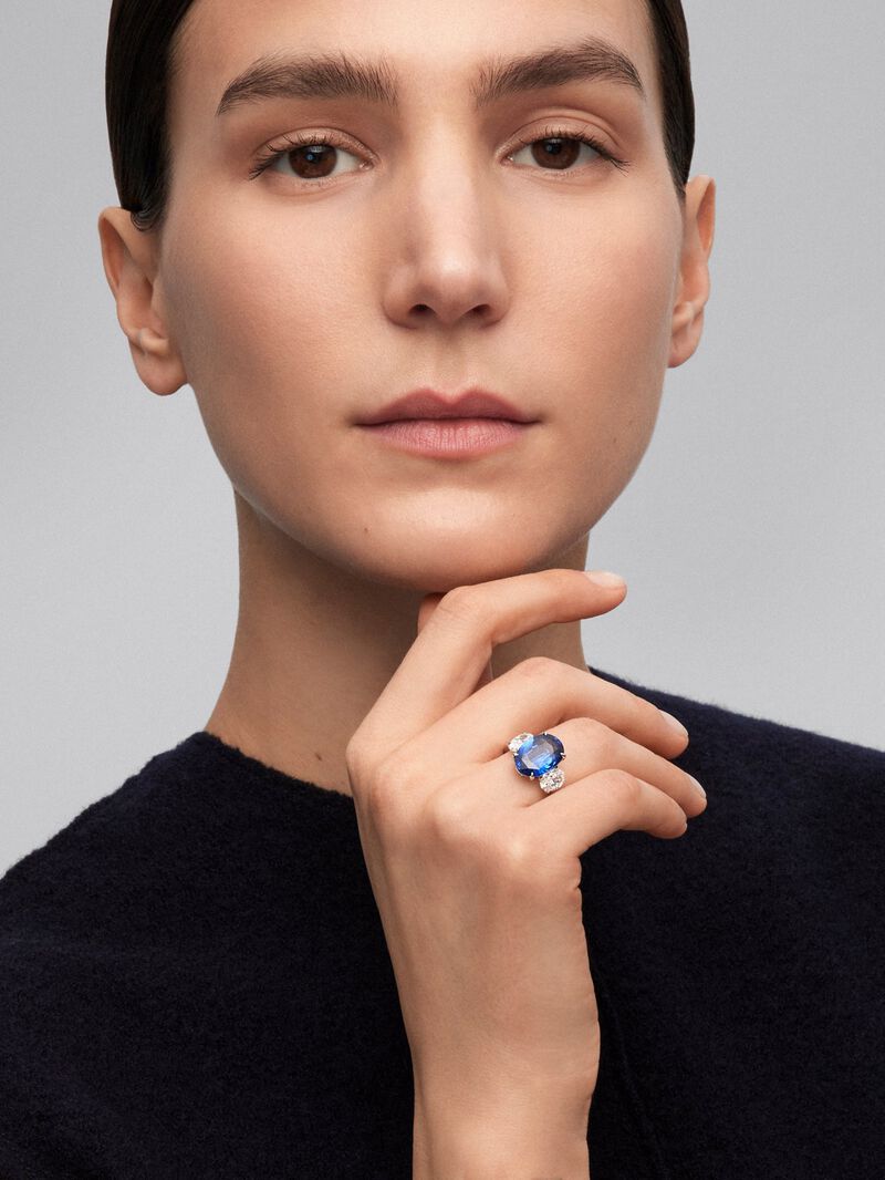 18K white gold triple ring with oval-cut blue sapphire of 6.02 cts and 2 oval-cut diamonds with a total of 1.4 cts image number 1