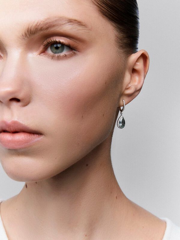 18kt white gold teardrop earrings with a 1.66ct green amethyst stone and diamonds, PE11002-OBDAMV105X65_V