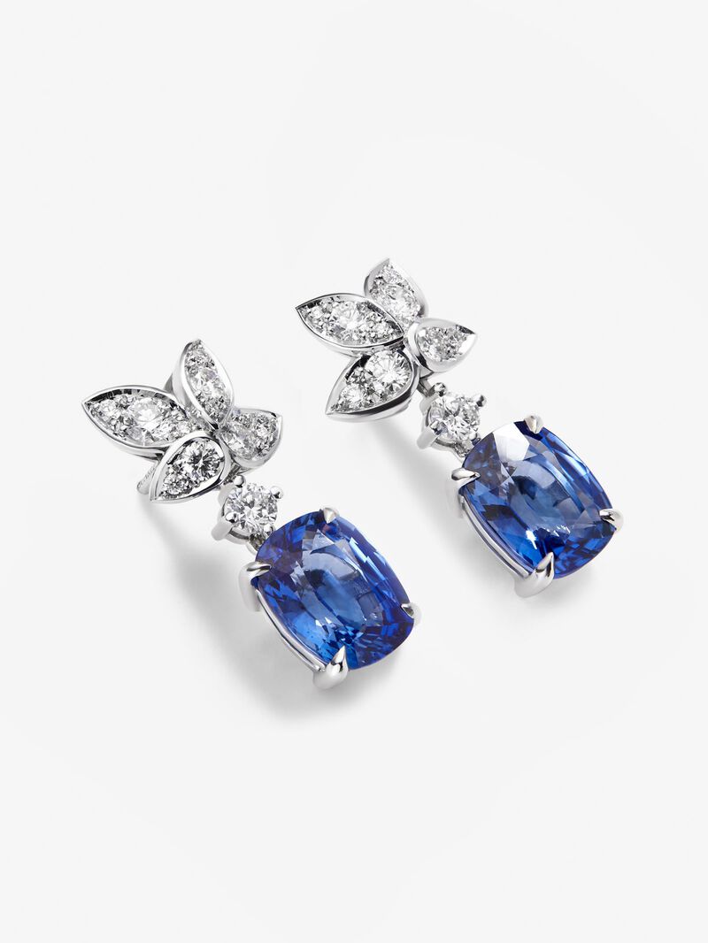 18K white gold earrings with 2 cushion-cut blue sapphires with a total of 6.69 cts and 22 brilliant-cut diamonds with a total of 0.89 cts image number 4