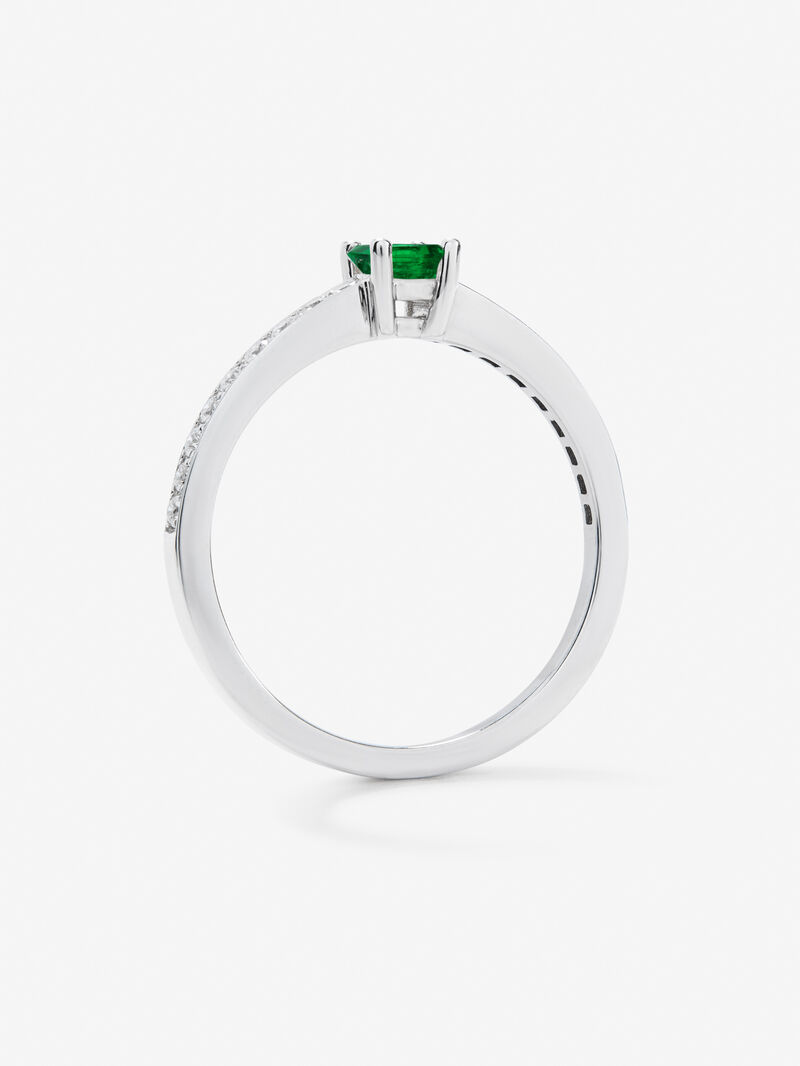 18K white golden ring with emerald and diamond image number 2