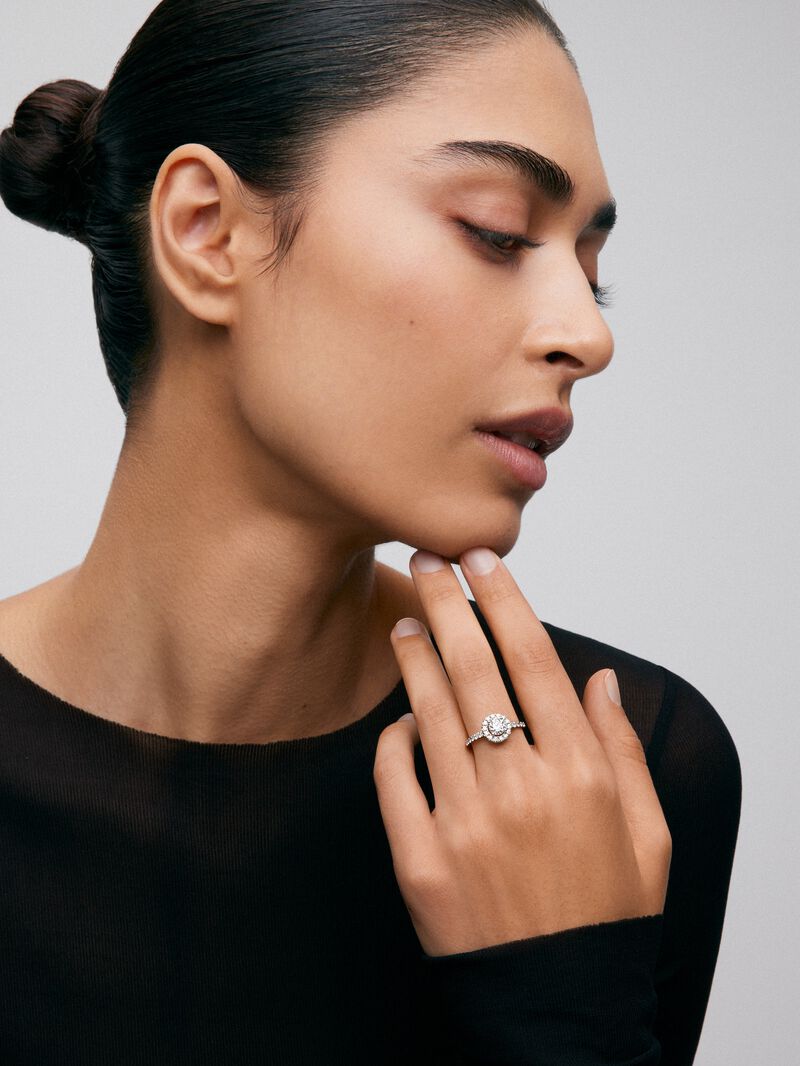 18K white gold ring with central brilliant-cut diamond of 0.7 cts and border and arm with 28 brilliant-cut diamonds with a total of 0.44 cts image number 3