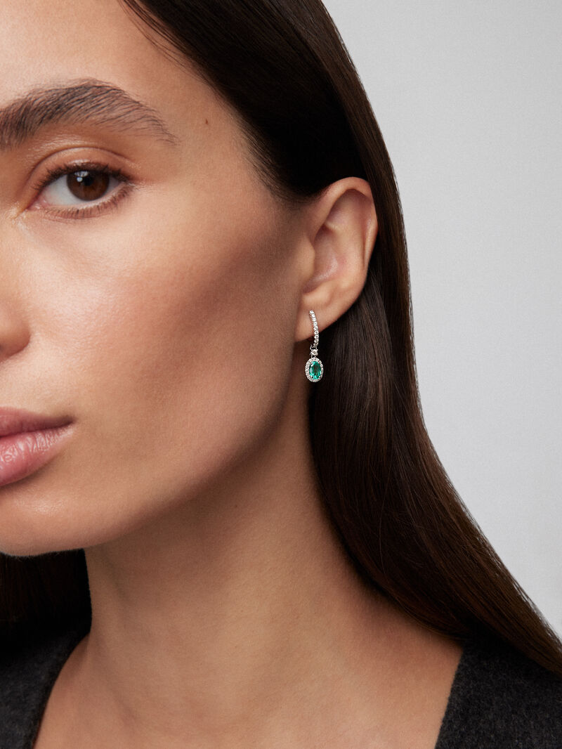 18K white gold earrings with green emerald of 0,43 cts and brilliant cut-diamonds totaling 0,23 cts image number 3