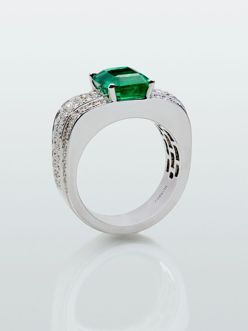 18K white gold ring with octagonal cut emerald of 2.73 cts and 124 brilliant cut diamonds with a total of 0.861 cts image number 2
