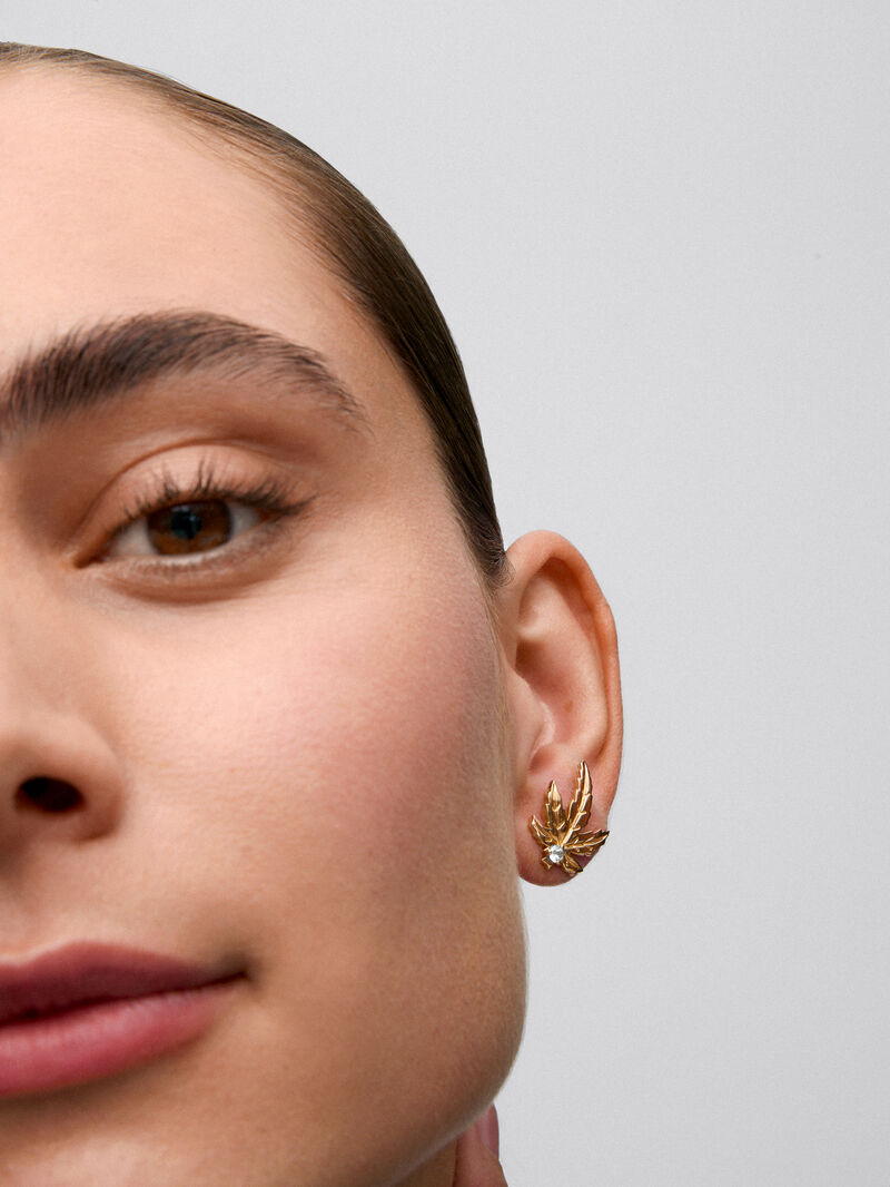 18K Yellow Gold Earrings with two central diamonds totaling 0.17 cts and a maple leaf shape. image number 3
