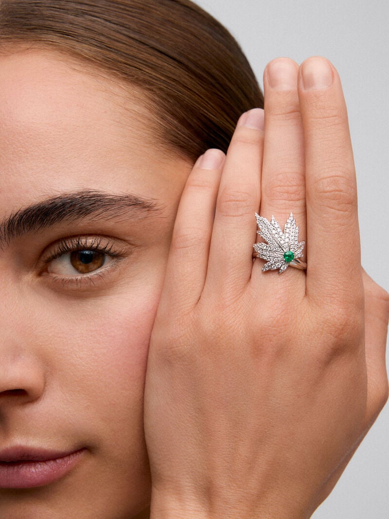 18K white gold ring with a 0.16 ct central emerald, diamond pavé, and a maple leaf design image number 3