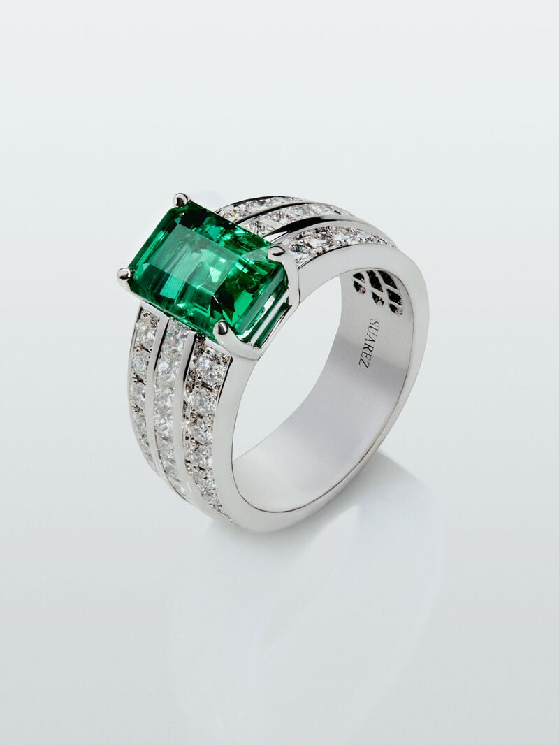 18K white gold ring with octagonal cut emerald of 3.07 cts, 32 brilliant cut diamonds with a total of 0.72 cts and 18 princess cut diamonds with a total of 0.78 cts image number 0