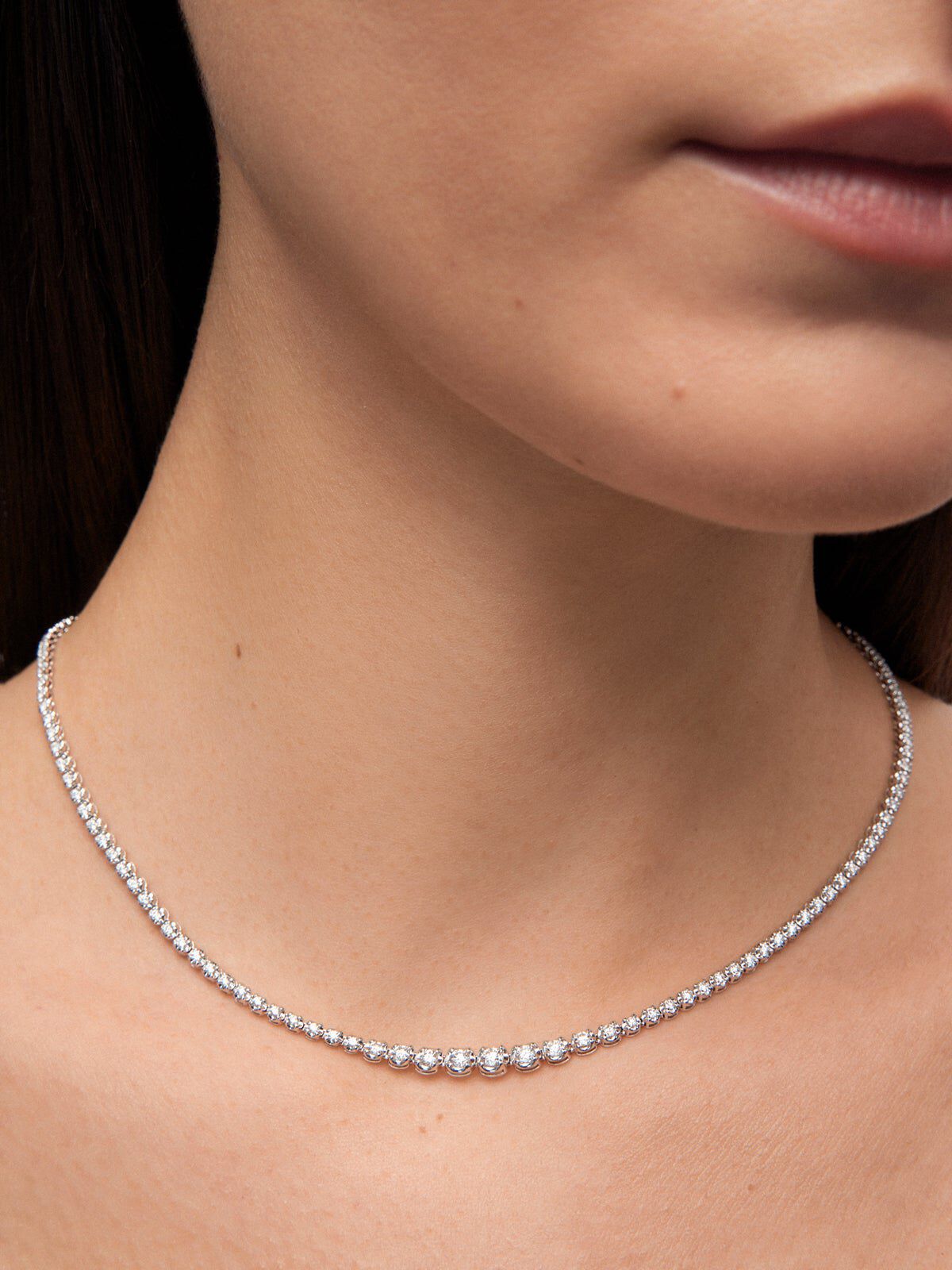 18K white gold riviere necklace with 134 brilliant cut diamonds with a total of 2.86 cts Suarez
