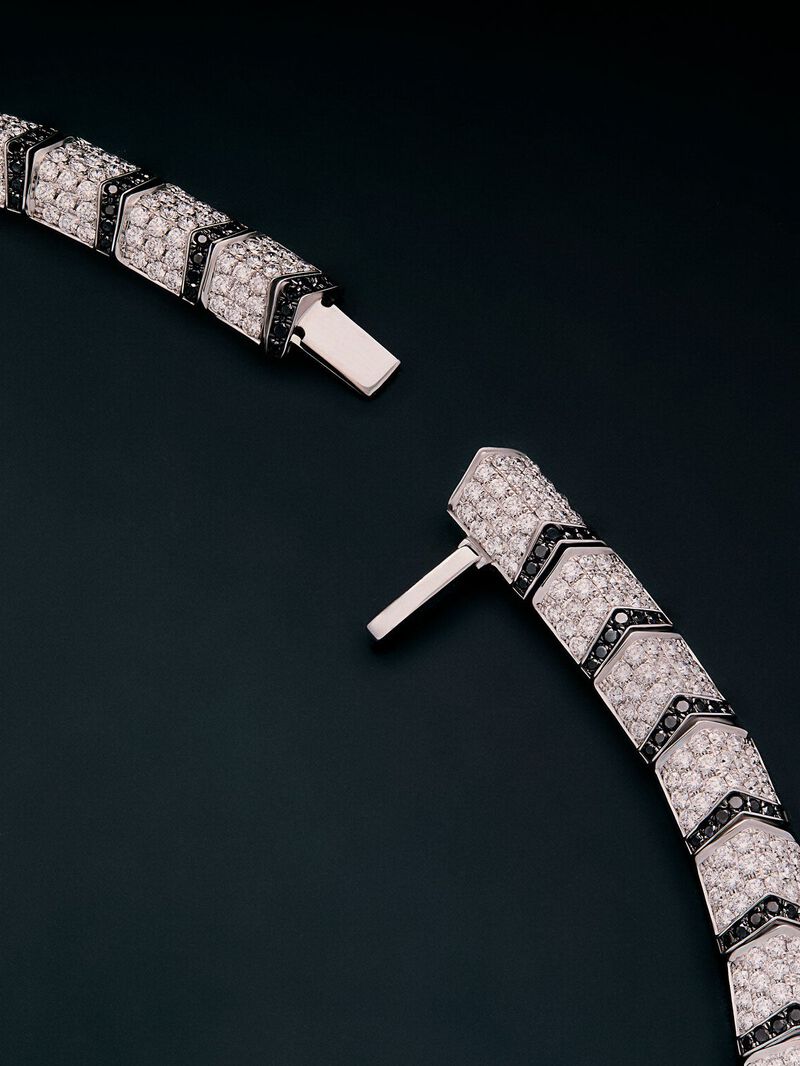 Rigid 18K white gold necklace with 1325 brilliant-cut white diamonds with a total of 19.09 cts, 453 brilliant-cut black diamonds with a total of 3.61 cts, and 2 trapezoid-cut emeralds with a total of 0. 13 cts in the shape of a tiger image number 4