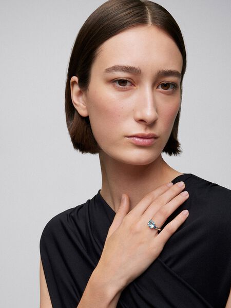 Anillo tresillo de plata con piedras topacio azul Sky central de 3,80cts y topacios azul London, SO12039-AGSKYLN_V