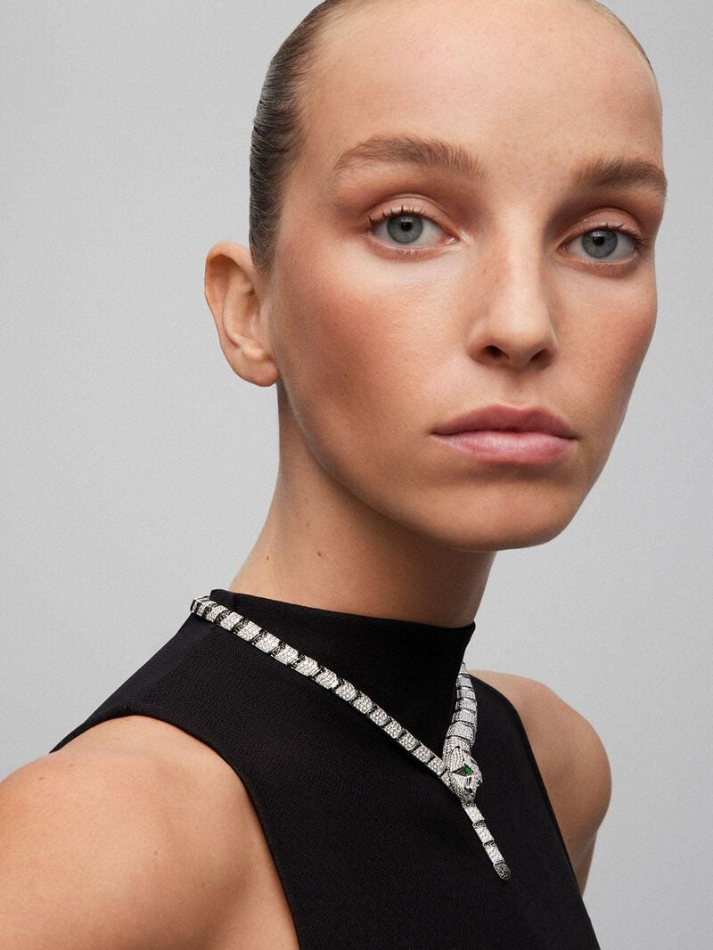 Rigid 18K white gold necklace with 1325 brilliant-cut white diamonds with a total of 19.09 cts, 453 brilliant-cut black diamonds with a total of 3.61 cts, and 2 trapezoid-cut emeralds with a total of 0. 13 cts in the shape of a tiger image number 3