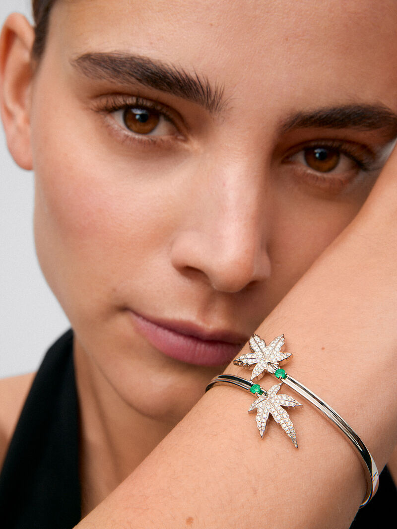 18K white gold bracelet with two central emeralds totaling 0.24 cts, diamond pavé, and a maple leaf design. image number 3