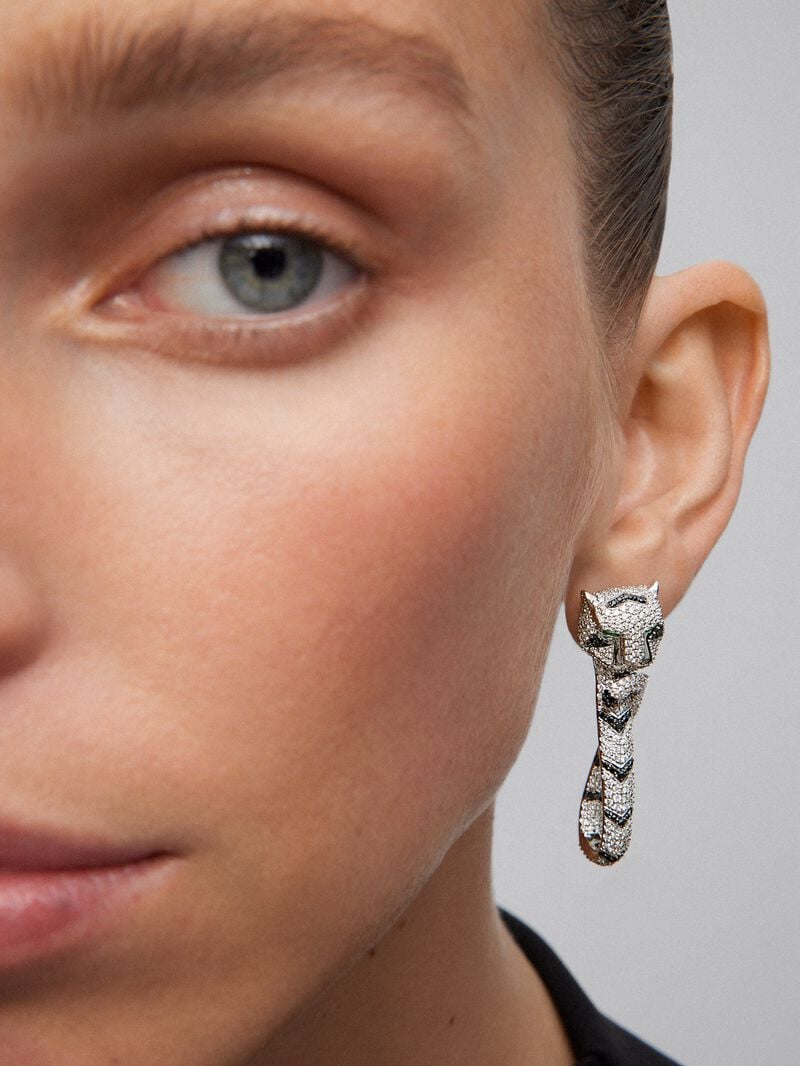 18K white gold earrings with 548 brilliant-cut white diamonds with a total of 2.68 cts, 90 black diamonds with a total of 0.47 cts, and 2 trapezoid-cut emeralds with a total of 0.26 cts shaped tiger image number 1