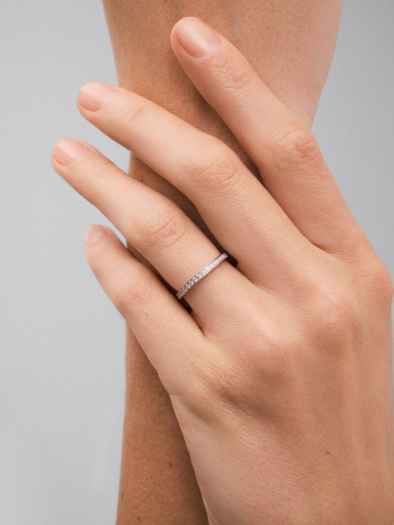 Half ring in 18K white gold with 18 brilliant-cut diamonds with a total of 0.18 cts image number 3