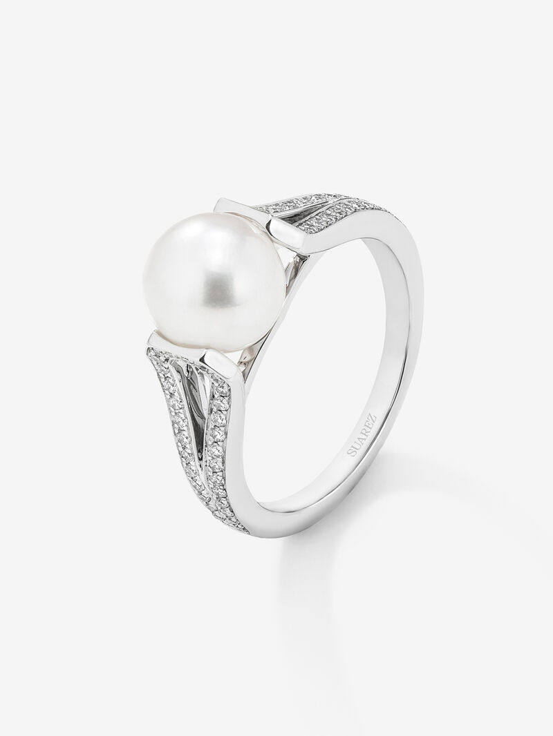 18K white gold ring with 8mm akoya pearl and 60 brilliant-cut diamonds with a total of 0.23 cts image number 0