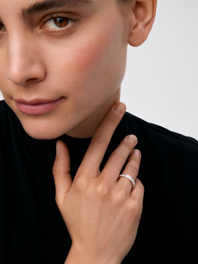 Half ring in 18K white gold with baguette-cut diamonds with a total of 1.83 cts image number 1