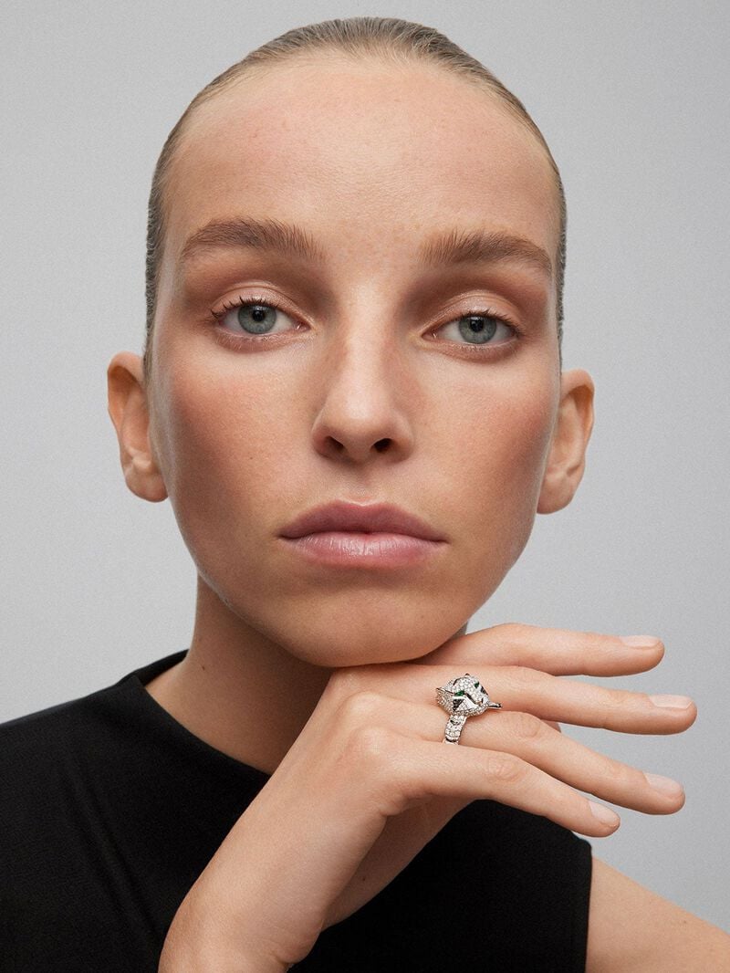 18K white gold ring with 278 brilliant-cut white diamonds with a total of 1.87 cts, 55 brilliant-cut black diamonds with a total of 0.25 cts, and 2 trapezoid-cut emeralds with a total of 0.13 tiger shaped cts image number 1