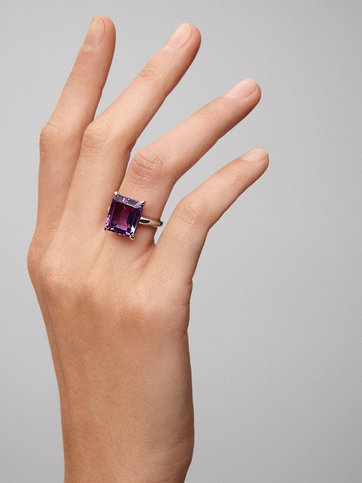 Anillo de plata con piedra amatista morada Suarez