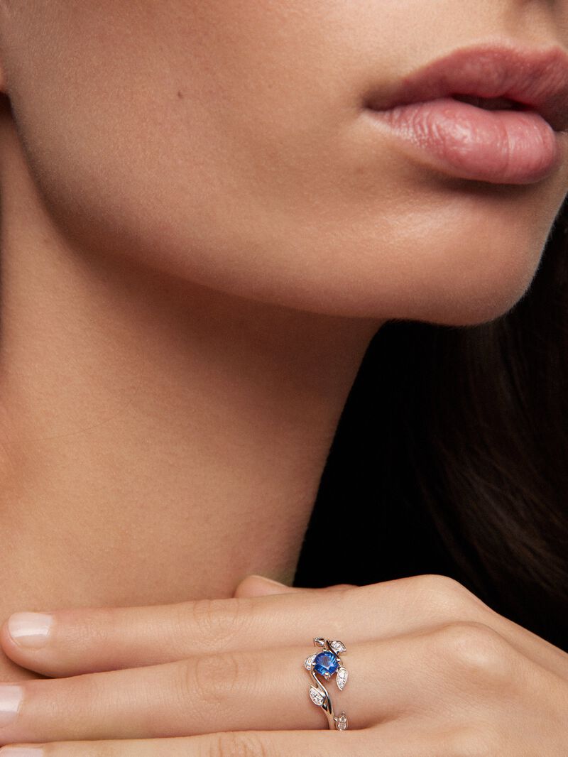 18K white gold ring with brilliant-cut blue sapphire of 0.46 cts and 12 brilliant-cut diamonds with a total of 0.09 cts image number 1