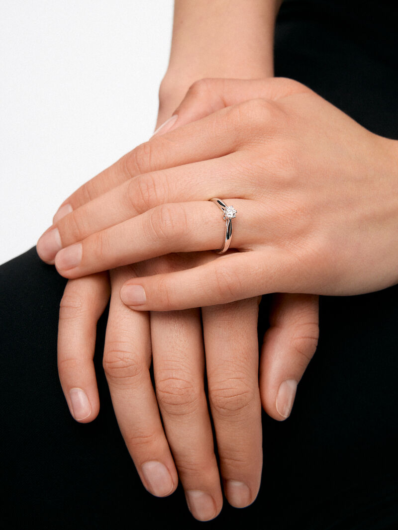 18K white gold compromise ring with 0.3 carat central diamond image number 3