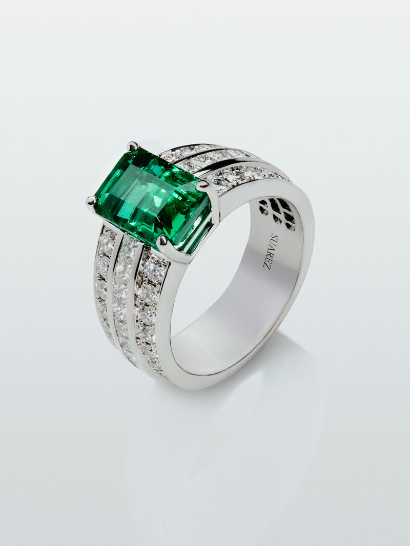 18K white gold ring with octagonal cut emerald of 3.07 cts, 32 brilliant cut diamonds with a total of 0.72 cts and 18 princess cut diamonds with a total of 0.78 cts image number 0