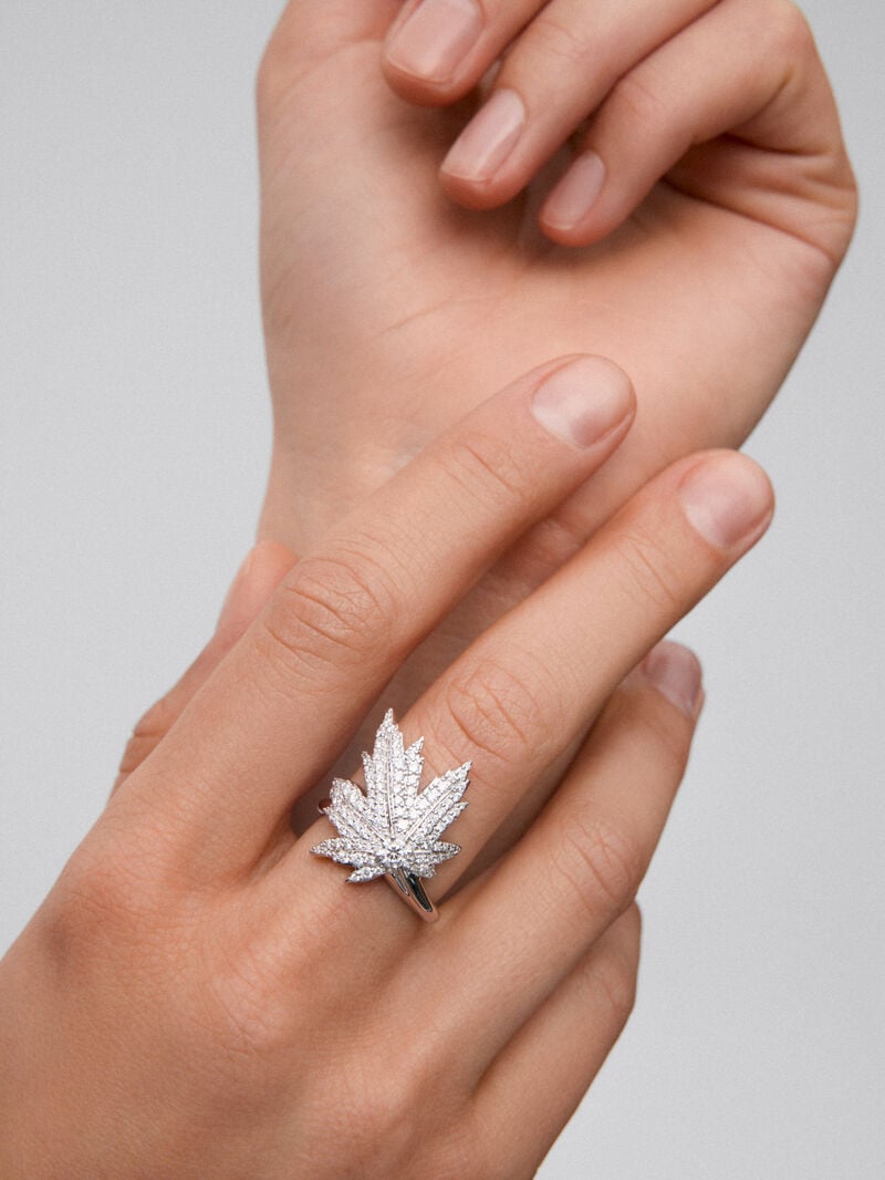 18K white gold ring with a 0.16 ct central brilliant-cut diamond, diamond pavé, and a maple leaf design image number 3