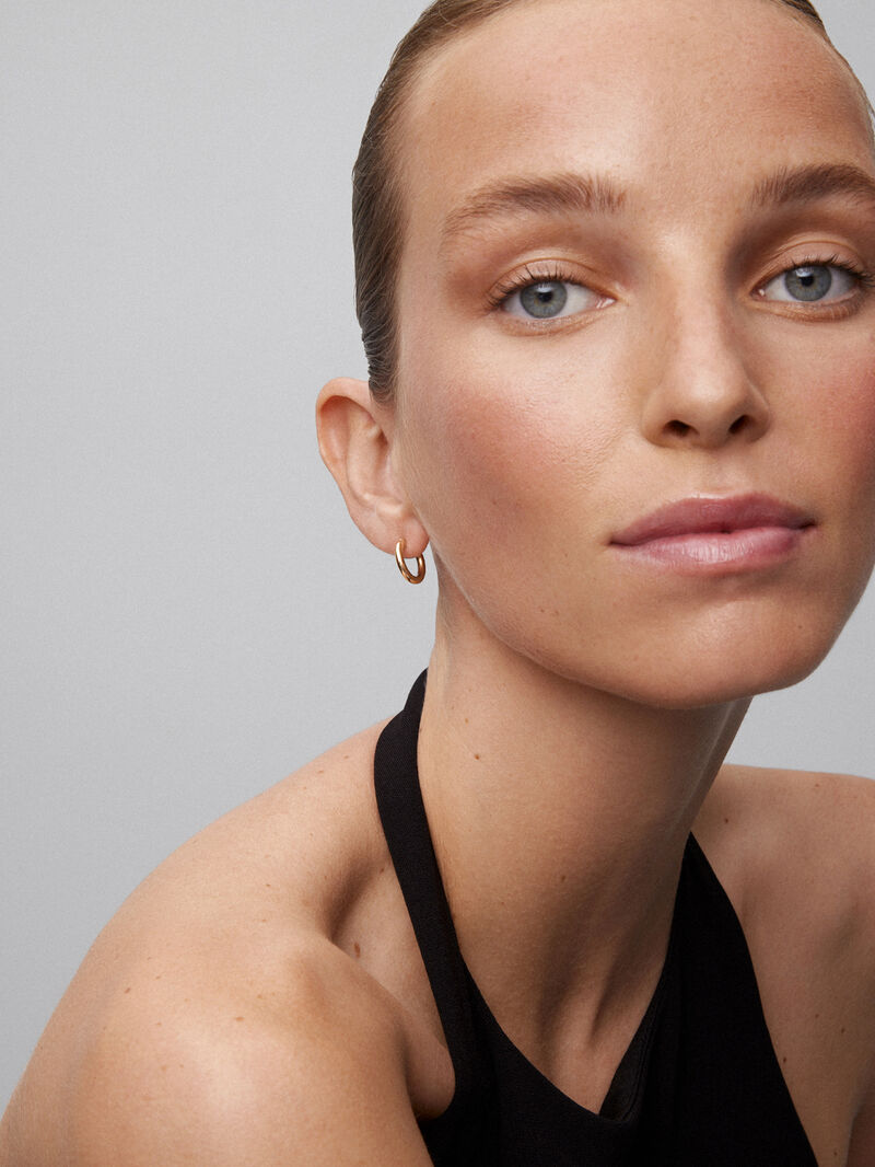 Small smooth hoop earrings made of 18K yellow gold. image number 1