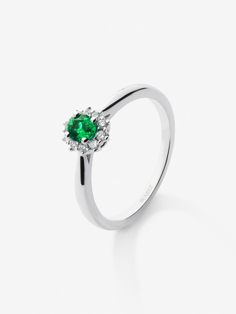 18K white gold ring with oval-cut green emerald of 0.25 cts and brilliant-cut diamonds with a total of 0.11 cts image number 0