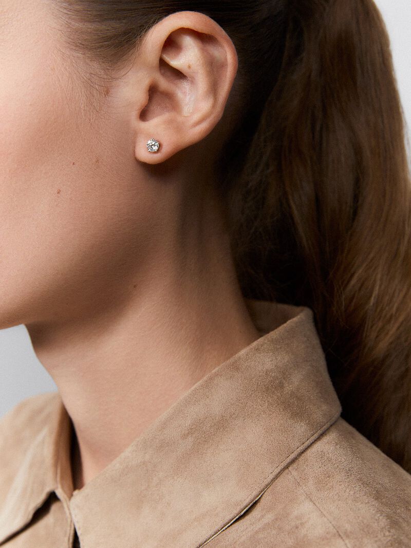 18K white gold earrings with solitary diamond image number 3