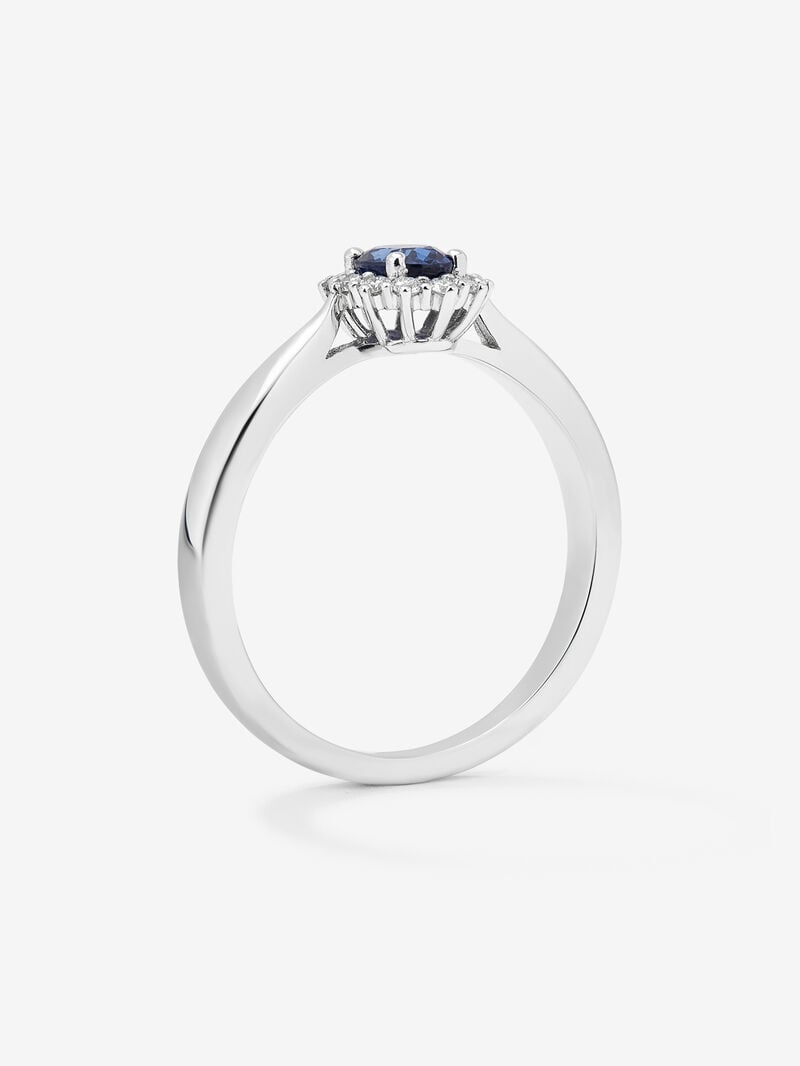 18K white gold ring with 0,82 cts oval-cut royal blue sapphire and brilliant-cut diamonds totaling 0,32 cts image number 4