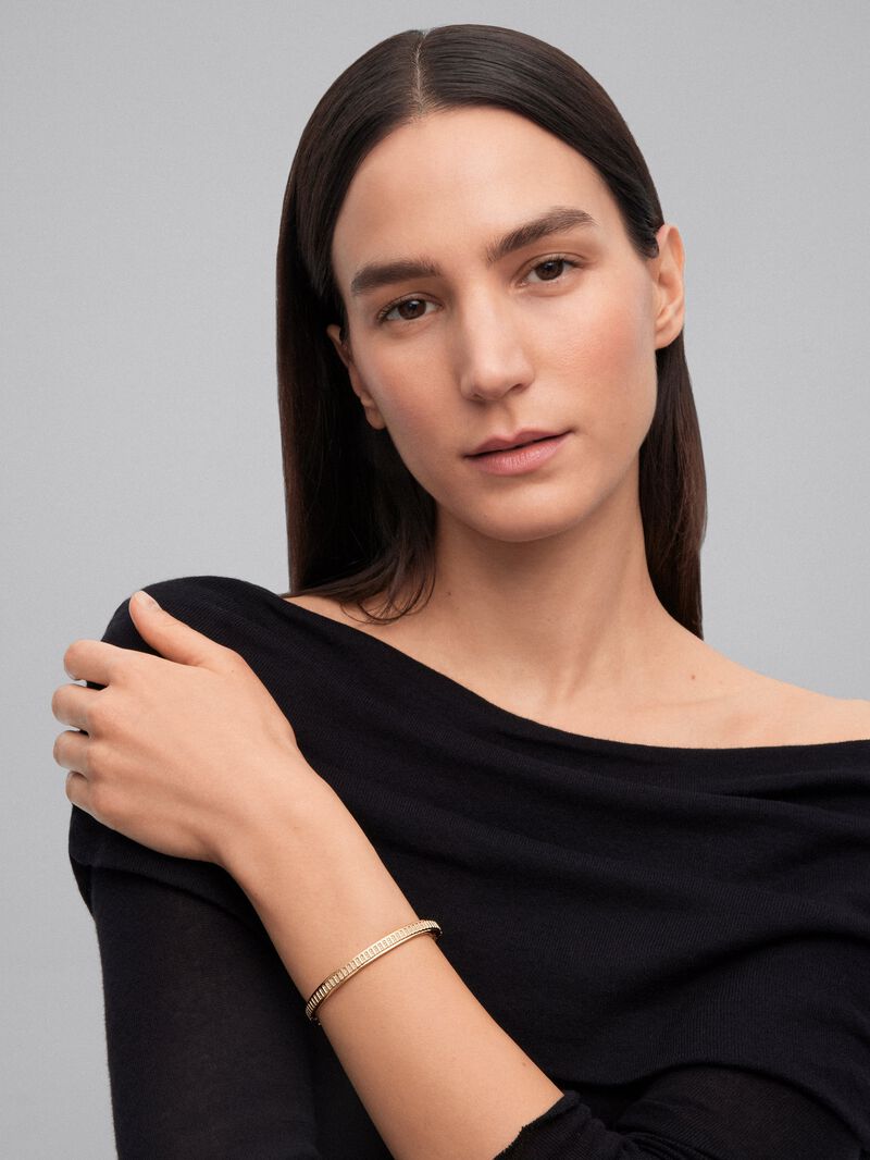 Rigid 18K yellow gold bracelet with 123 brilliant-cut diamonds with a total of 0.3 cts image number 0