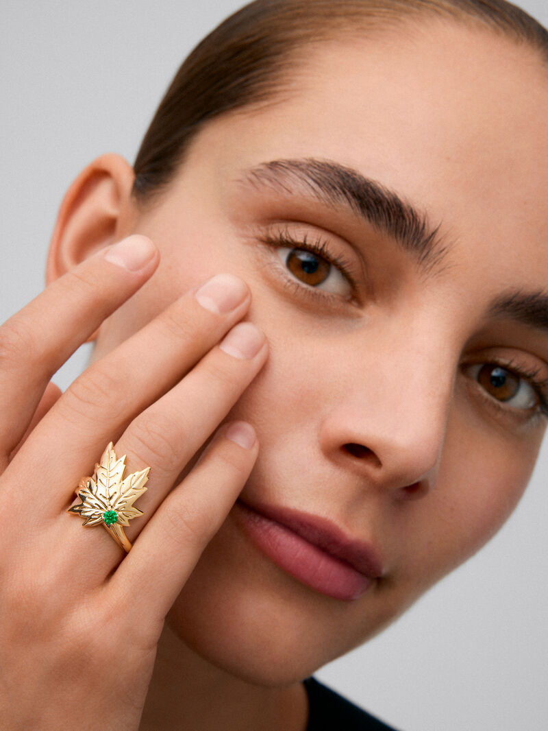 18K yellow gold ring with a 0.19 ct central brilliant-cut emerald, in a maple leaf design image number 3