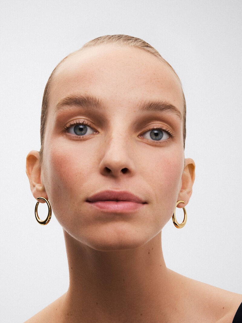 Large smooth hoop earrings in 18K yellow gold with diamond. image number 3