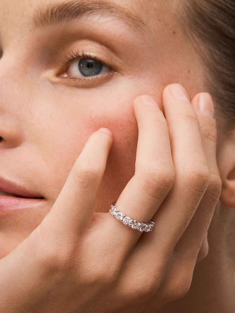 Half ring in 18K white gold with 8 brilliant-cut diamonds with a total of 1.6 cts image number 3