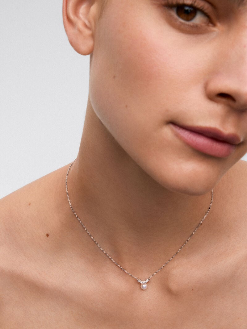 18k white gold pendant necklace with Akoya pearl and diamonds. image number 1