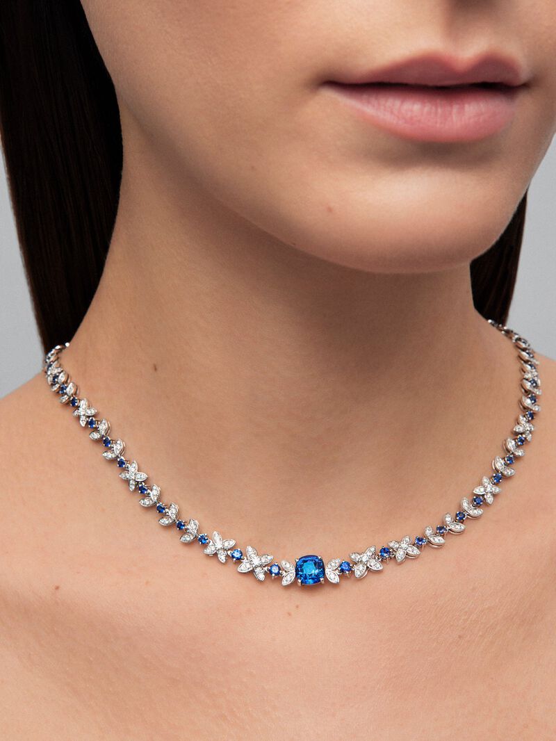 18K white gold necklace with a cushion-cut cornflower blue sapphire of 3.51 cts, 58 brilliant-cut blue sapphires with a total of 4.32 cts and 393 brilliant-cut diamonds with a total of 3.58 cts image number 3