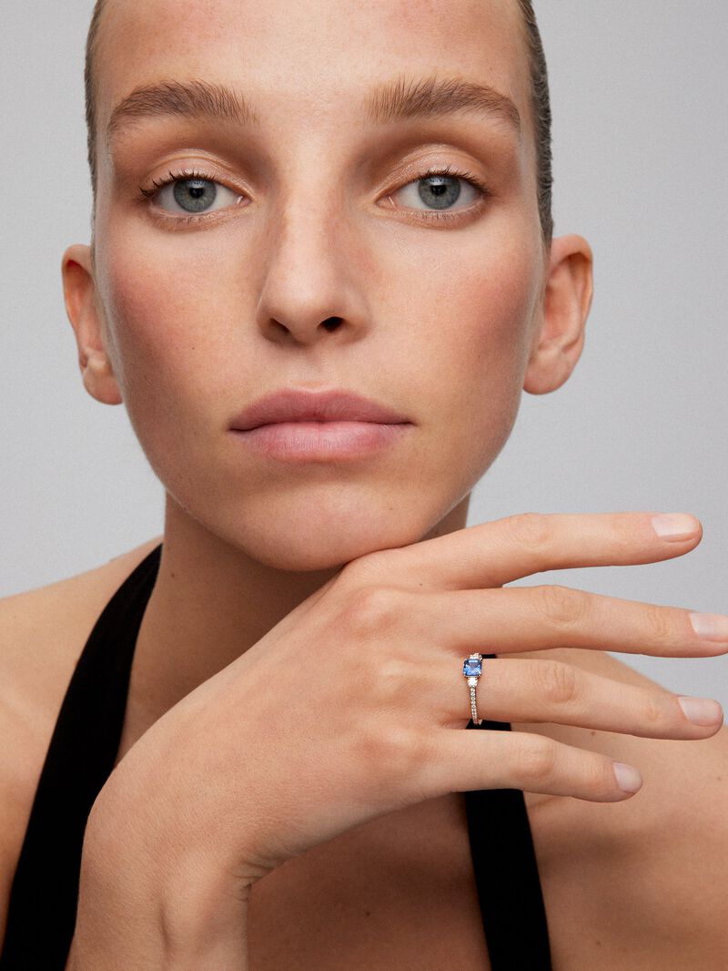 18K white gold triple ring with octagonal-cut blue sapphire of 0.7 cts and 2 brilliant-cut diamonds with a total of 0.26 cts image number 1