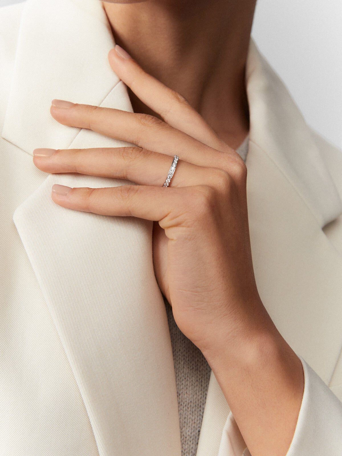 Anillo alianza de compromiso de oro blanco de 18K con diamantes Suarez