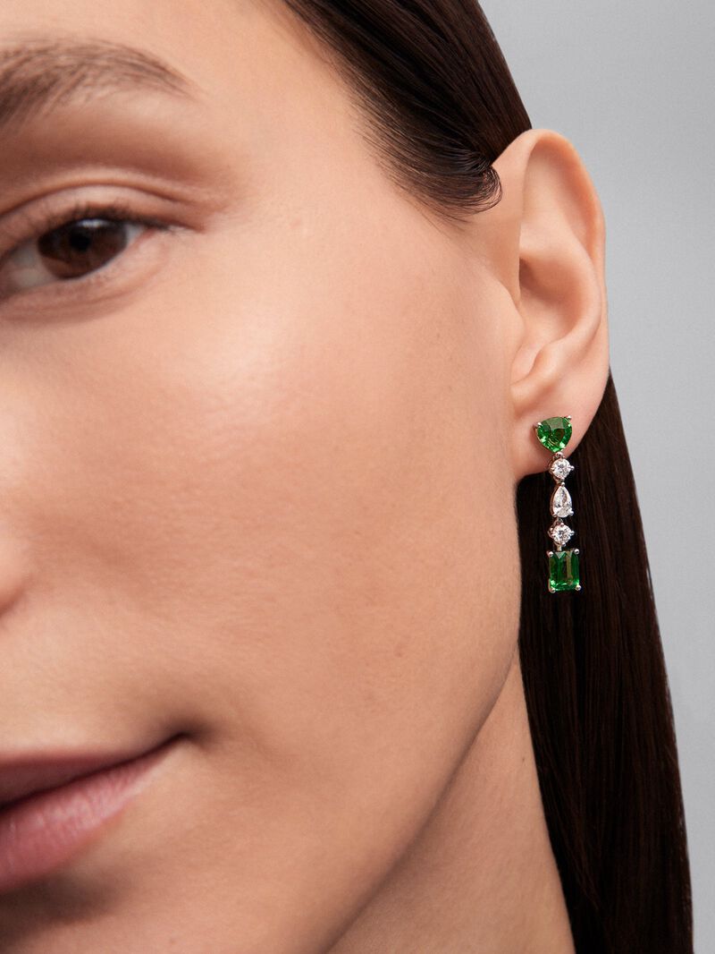 18K white gold earrings with 4 pear-cut and emerald-cut green tsavorites with a total of 8.68 cts and 6 pear-cut and brilliant-cut diamonds with a total of 0.98 image number 3