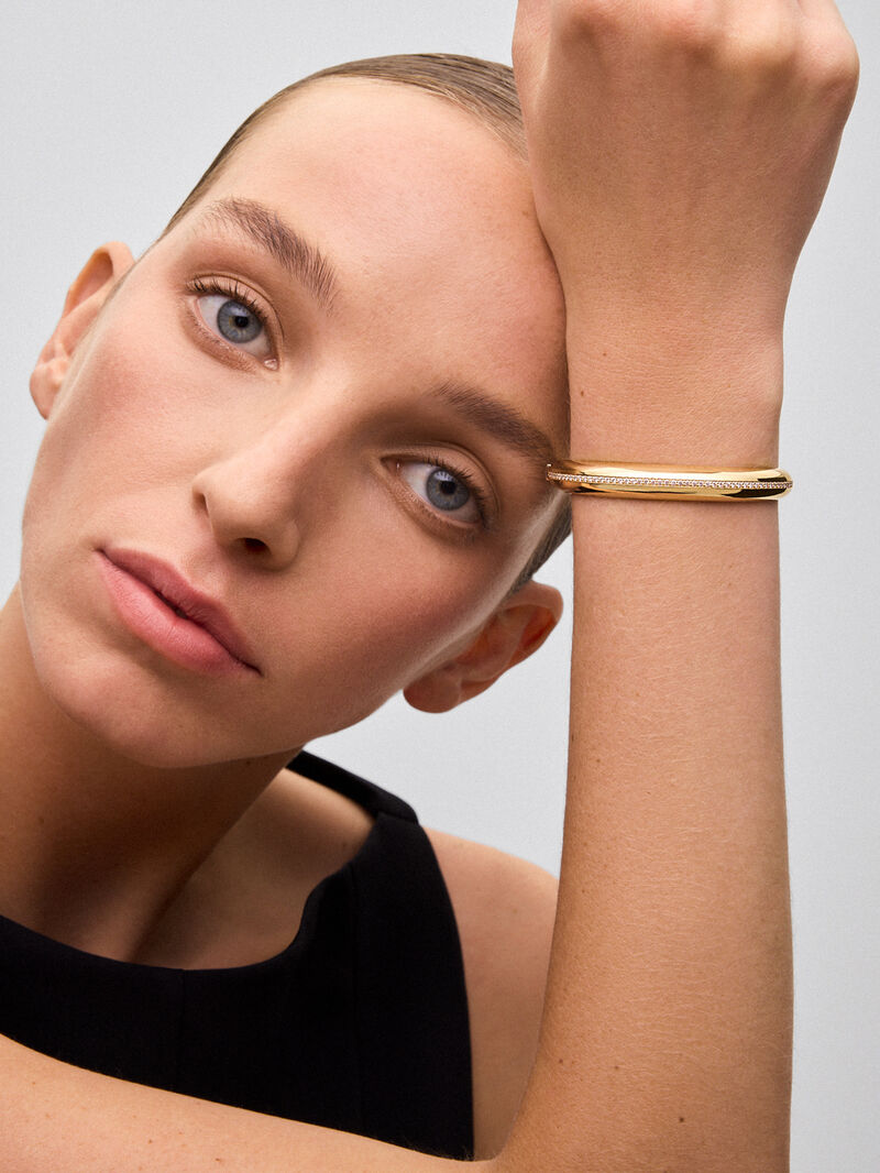 Rigid 18K Yellow Gold Bracelet with Pavé Brilliant-Cut Diamonds image number 1