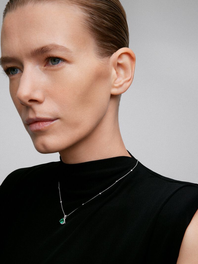 18K white gold pendant with pear-cut green emerald of 1.19 cts and 11 brilliant-cut diamonds with a total of 0.27 cts image number 1