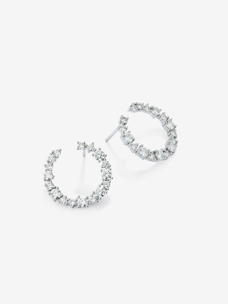 Side hoop earrings made of 18K white gold with claw-set diamonds. image number 2