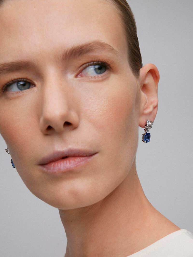 18K white gold earrings with 2 cushion-cut blue sapphires with a total of 6.69 cts and 22 brilliant-cut diamonds with a total of 0.89 cts image number 5