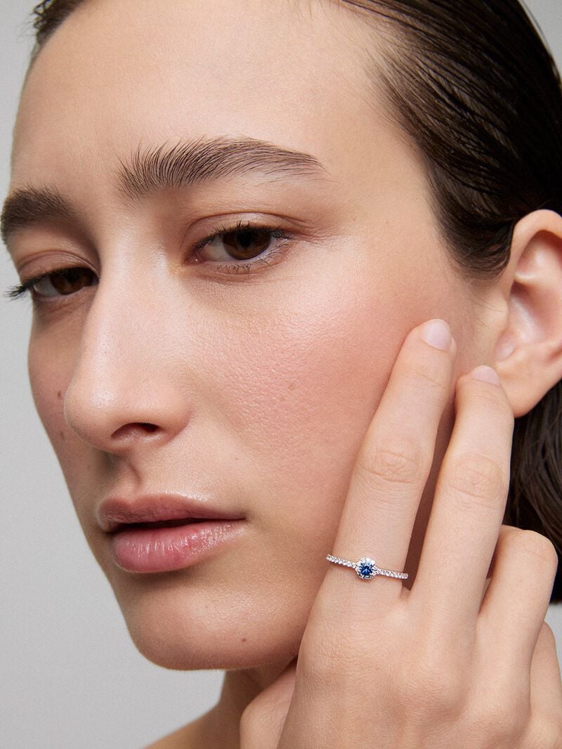 18K white gold ring with brilliant-cut blue sapphire of 0.15 cts and border and arm of 28 brilliant-cut diamonds with a total of 0.2 cts image number 3