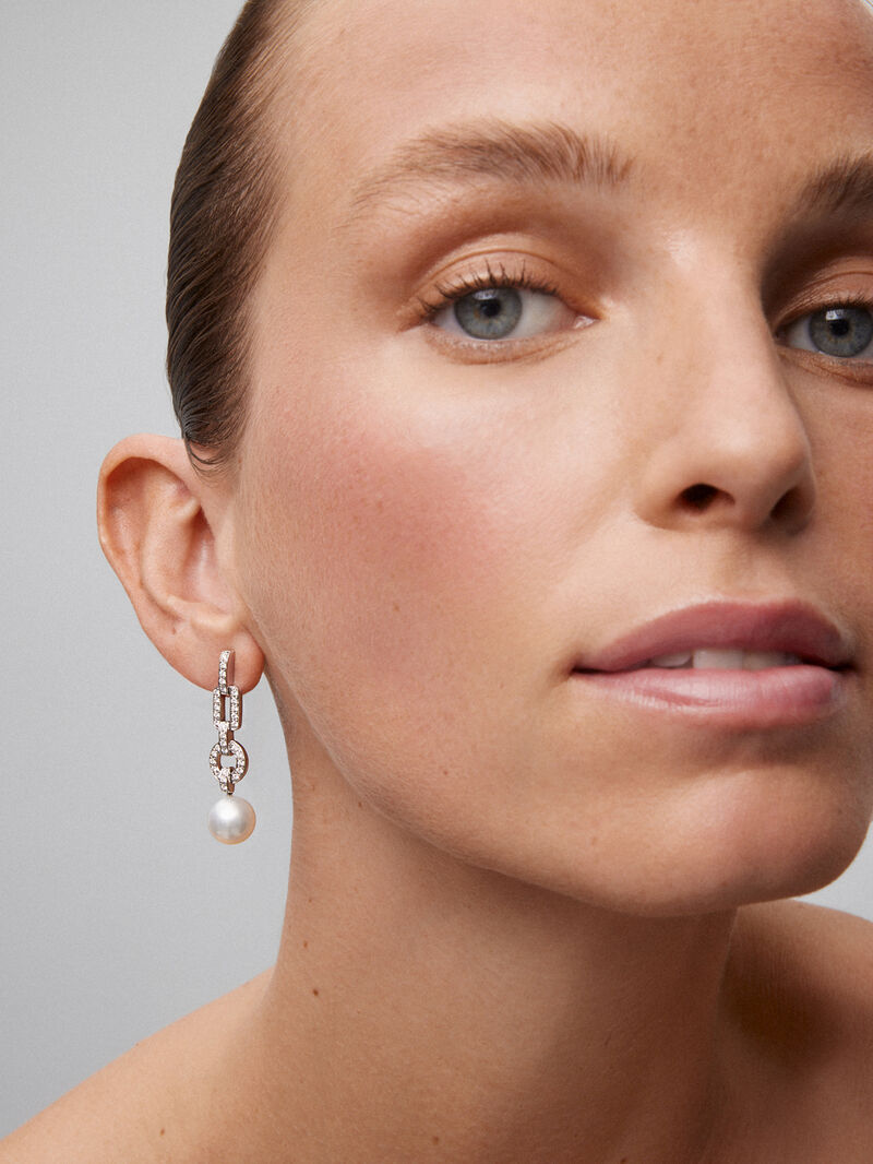 18K white gold earrings with 2 10mm pearls and 64 brilliant-cut diamonds with a total of 0.61 cts image number 3