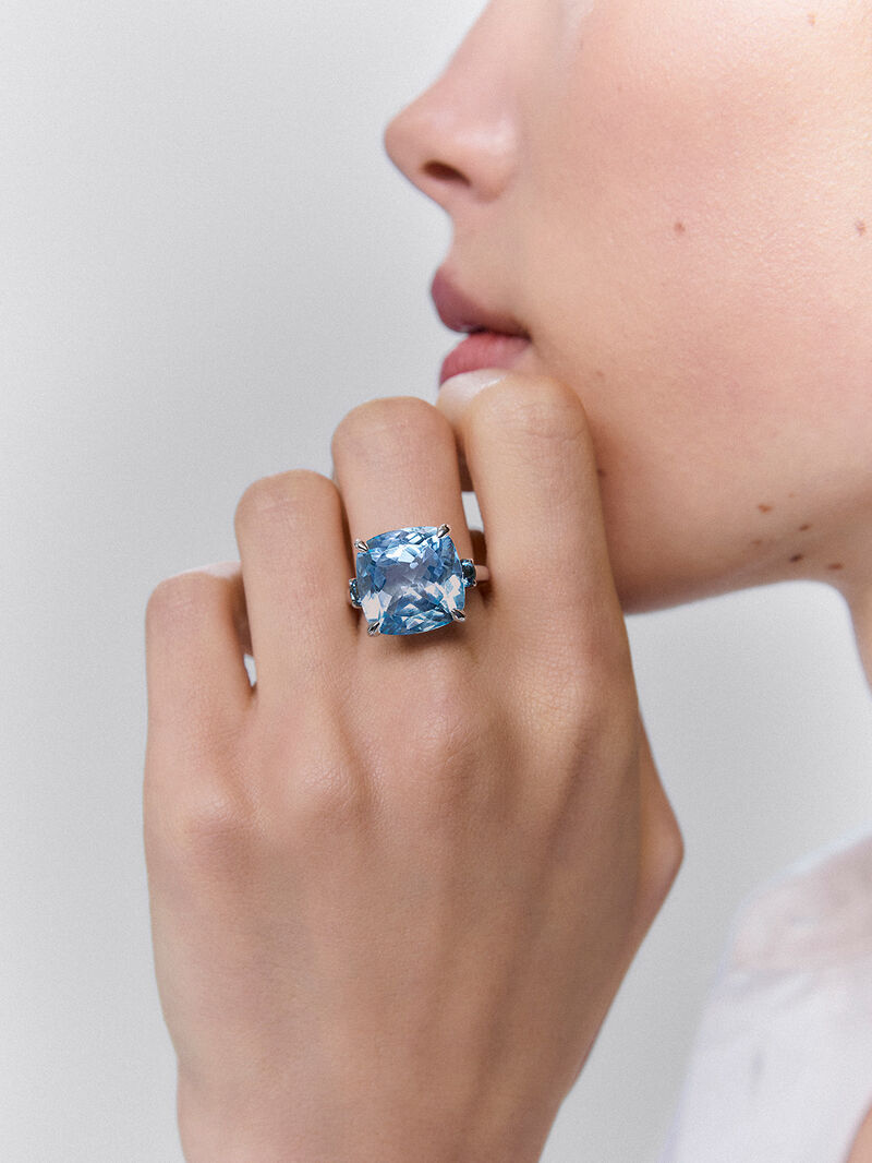 Three-ring silver ring with a central 16.90cts sky blue topaz stone and London blue topaz stones. image number 2