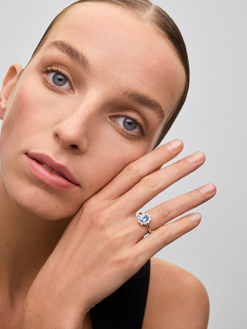 18K white gold ring with oval-cut aquamarine of 1.08 cts and 10 brilliant-cut diamonds with a total of 0.63 cts image number 3