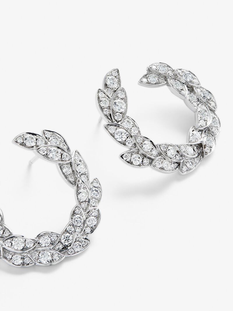 18kt white gold earrings with diamonds image number 2